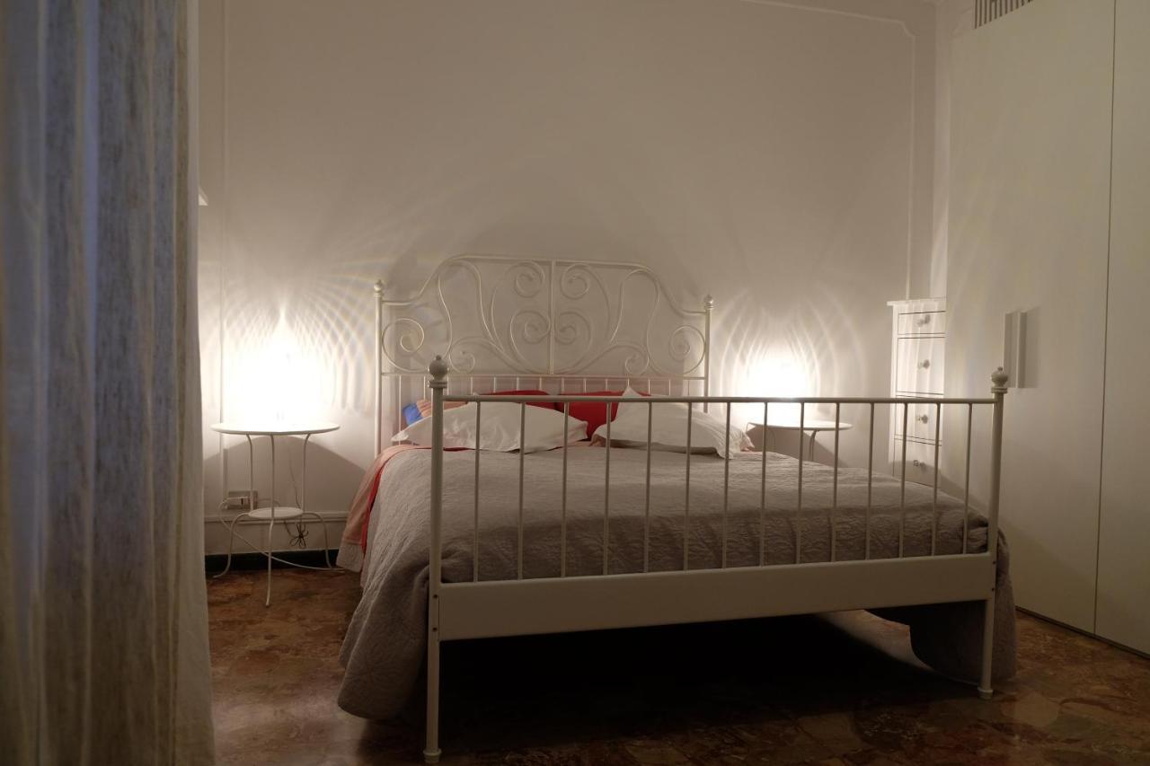 Spaziosa Matrimoniale Nel Centro Di Modena Appartement Buitenkant foto